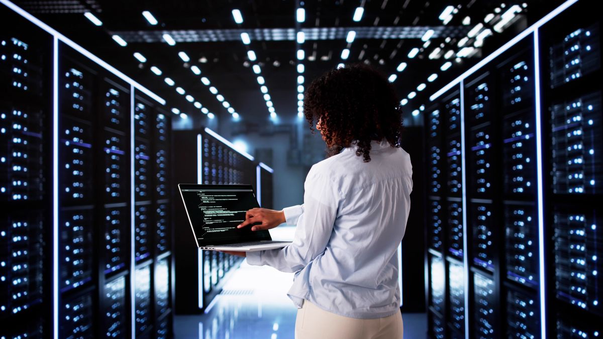 Adatközpontok,Cloud,Computer,Engineer,Coding,In,Server,Room,In,Data,Center.