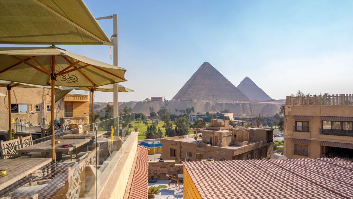 View of Giza Pyramids from rooftop terrace of hotel, Cairo, Egypt, Africa gízai piramis