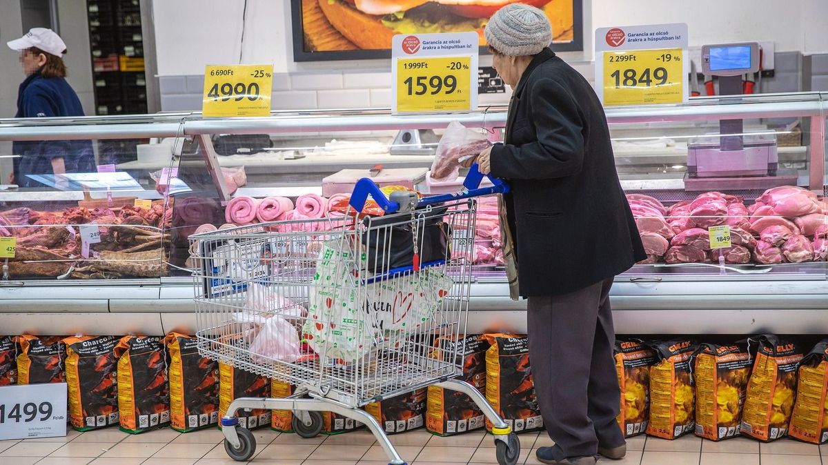 Jön a nyugdíjasoknak szóló 30 ezer forintos élelmiszer-utalvány – itt a rendelettervezet