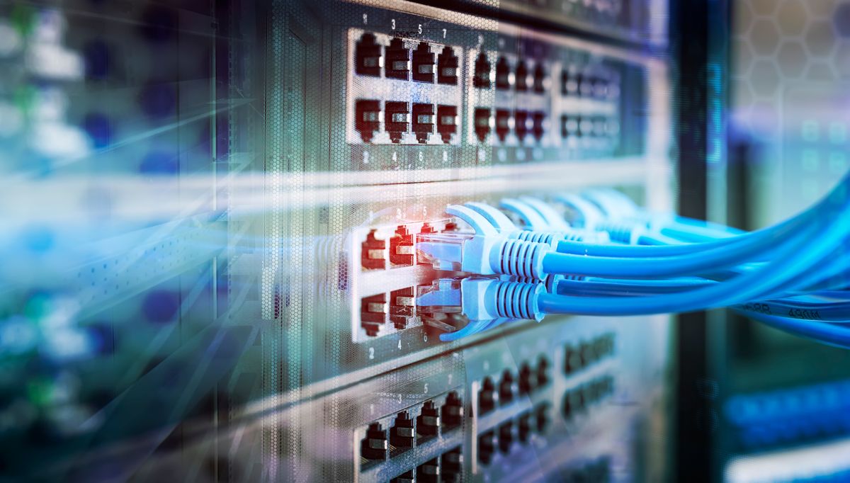Network,Panel,,Switch,And,Cable,In,Data,Center Magyarország éllovas a vezetékes internet terén, de mobilnetnél még van hova fejlődni