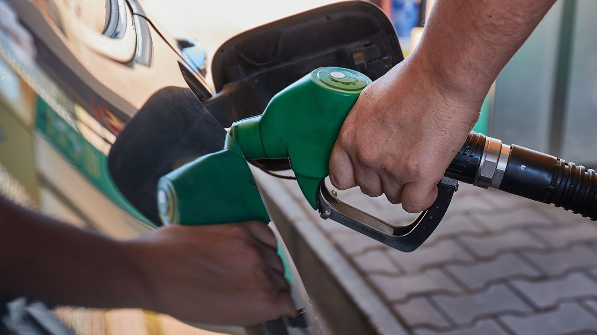 Filling,Fuel,Into,A,Car,At,A,Petrol,Station,Pump üzemanyagár-csökkenés