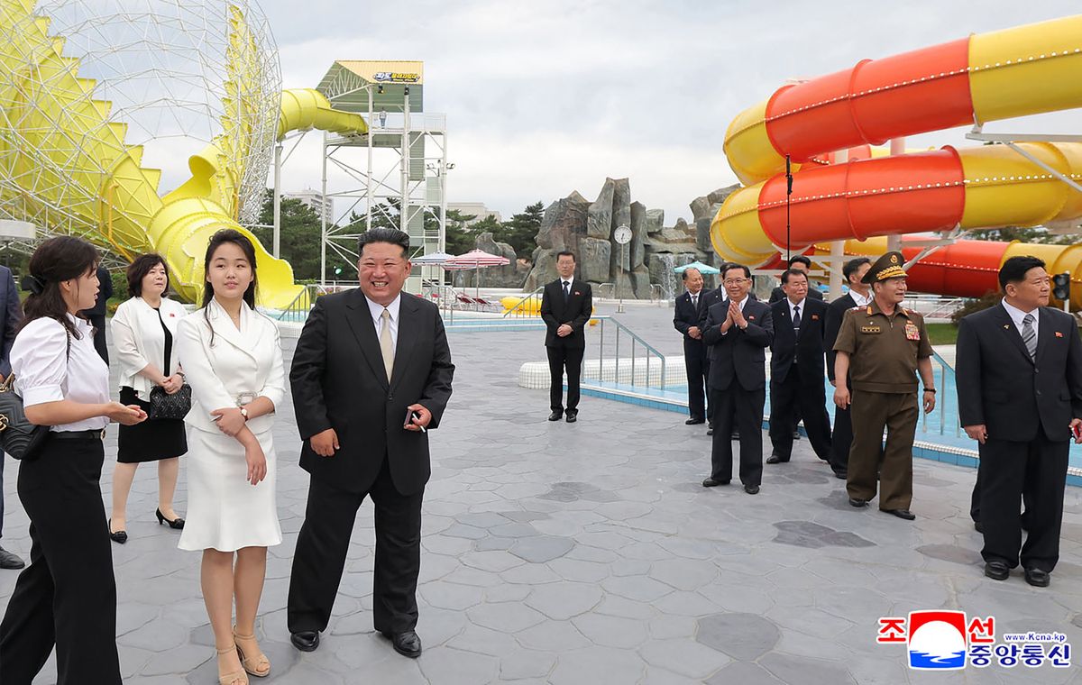 Tiltott luxuscikket villantott Kim Dzsongun felesége – így üzen Észak-Korea a Nyugatnak