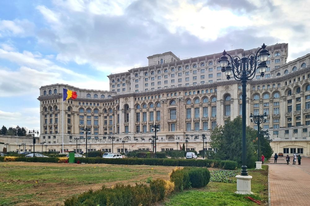 Bukarest, Románia
analfabéta