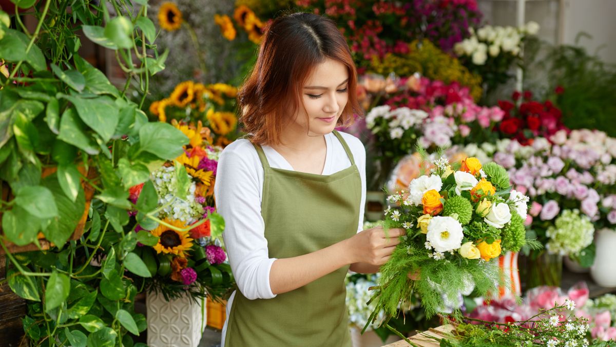 Young,Vietnamese,Woman,Standing,At,Counter,And,Making,Bright,Bouquet
Egyre többen igénylik a munkáshitelt