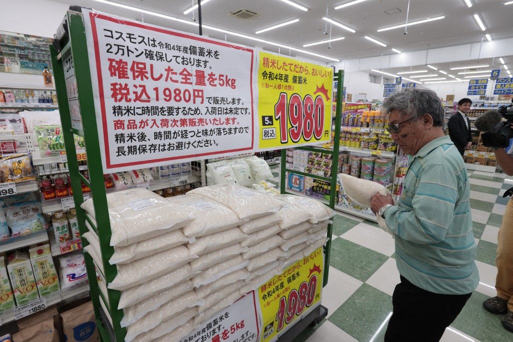 Government stockpiled rice on sale at store in Fukuoka, Japan, japán, 