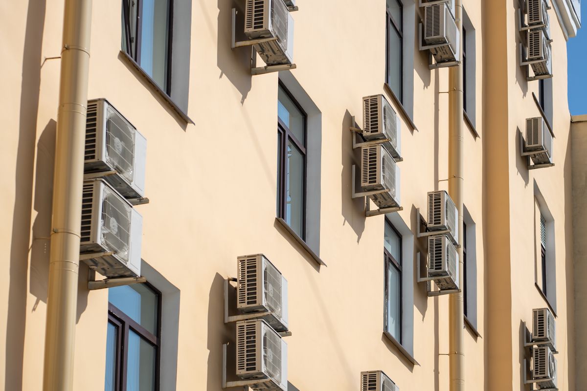 klíma Facade,Of,Building,With,Many,Air,Conditioners,On,Windows,In