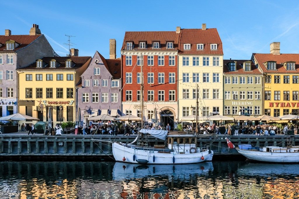 Copenhagen, Denmark dz?dz?dz? View of Nyhavn (New Haven), a 17th-century waterfront and canal lined with colorful historic townhouses, cafes, and wooden ships., legélhetőbb város, 