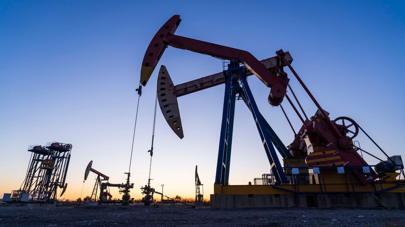 Oil,Field,,Oil,Drilling,Rig,In,The,Evening olajipar
üzemanyag
olajpiac, olajár