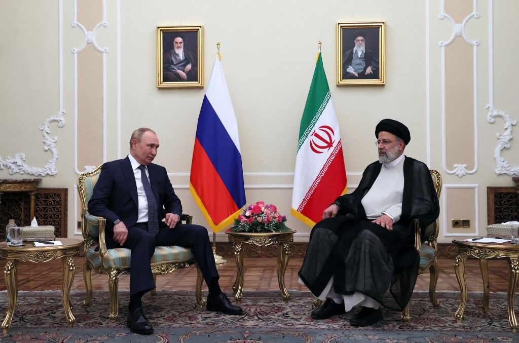 Vlagyimir Putyin orosz elnök (b) és Ali Khamenei iráni ajatollah (j) jó kapcsolatot ápolnak egymással