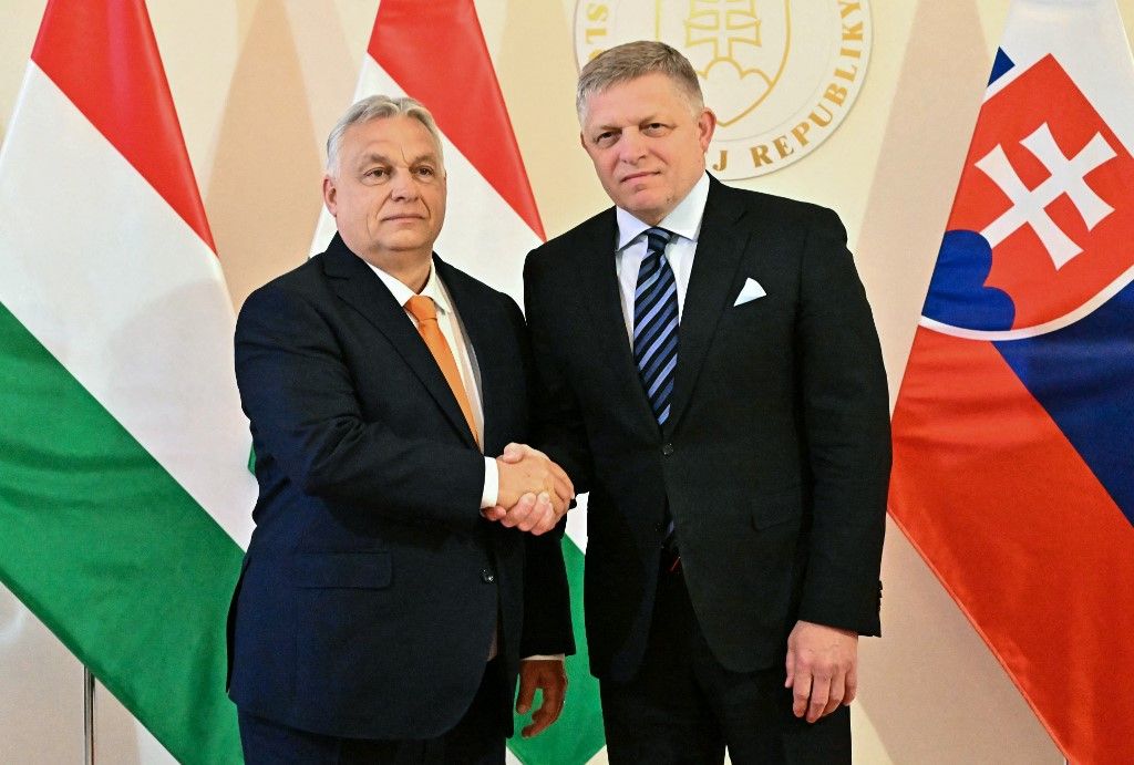 Orbán Viktor (b) és Robert Fico (j)