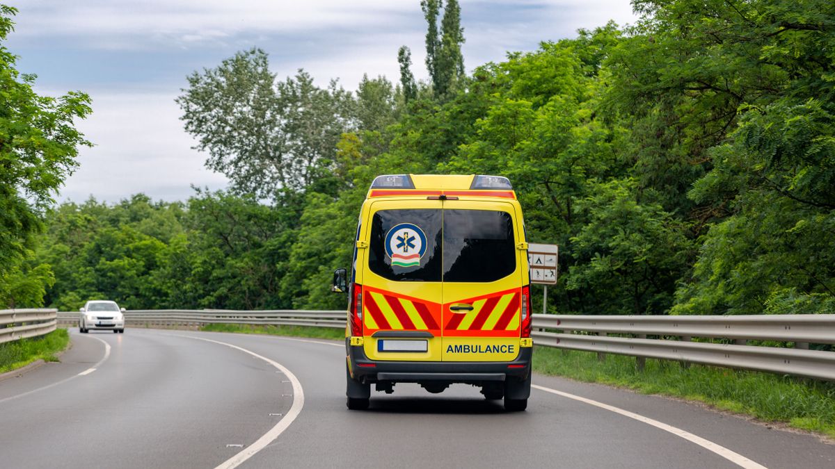 Óriási baleset az M3-ason: gyerekekkel teli busz karambolozott