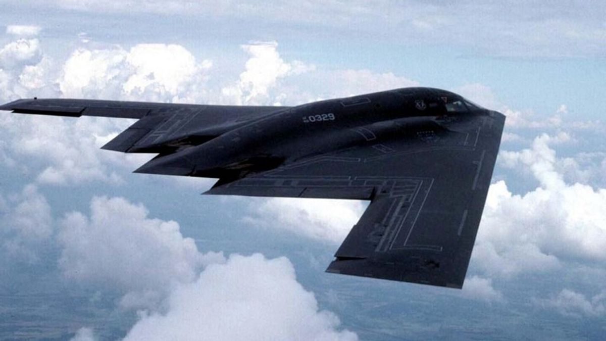 Több amerikai B-2A „Spirit” nagy hatótávolságú lopakodó bombázó tart a Csendes-óceán nyugati részén fekvő Guam felé - innen hatótávolságon belül van Irán