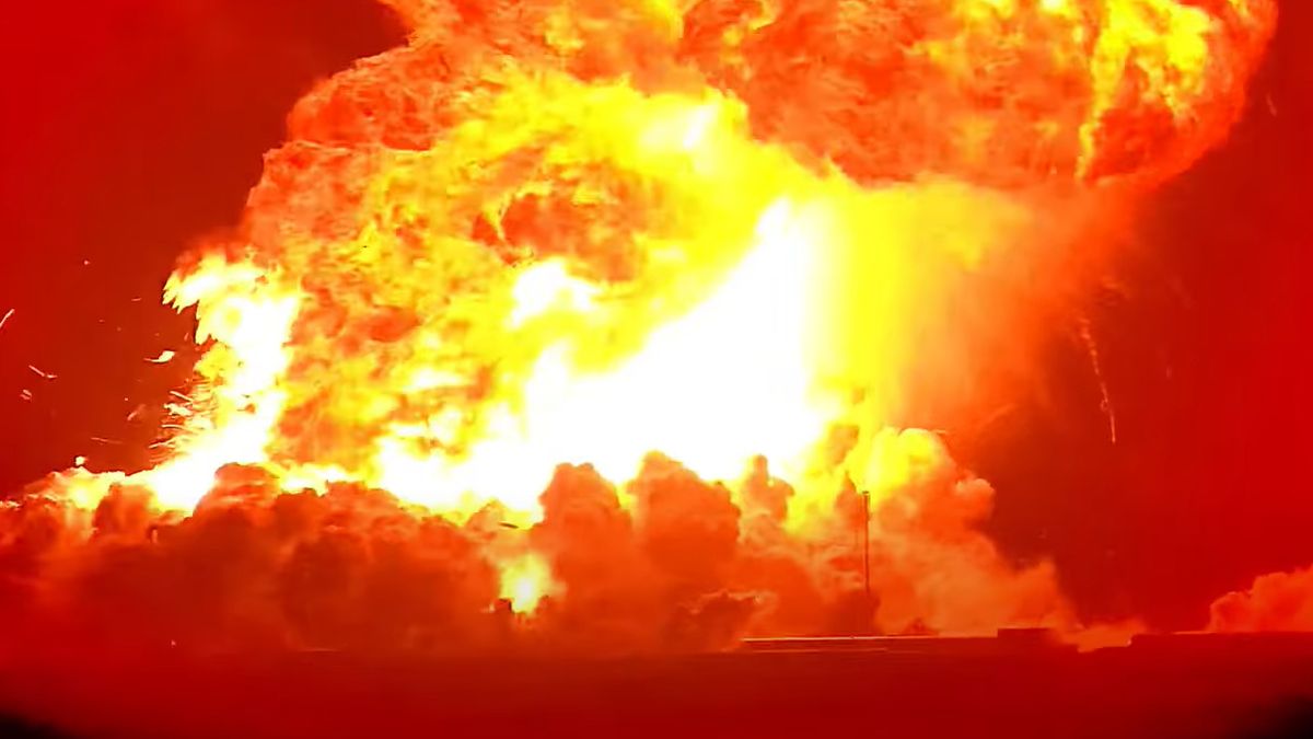 Felrobbant egy SpaceX Starship űrhajó, majd óriási lángokkal égett