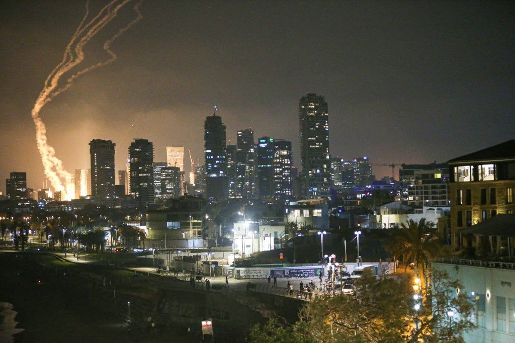 Iran launches retaliatory strikes against Israel Áttörtek az iráni rakéták az izraeli pajzson: többen is megsebesültek
