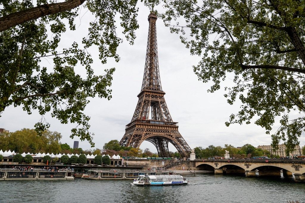 Daily life in French city of Paris francia