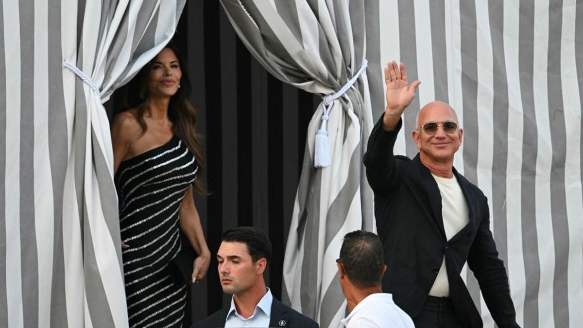 Bezos és Sanchez megérkeztek Velencébe a maratoni esküvőjükre – tüntetők is várják a vendégeket 