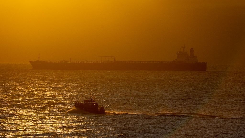 Unmaneuverable oil tanker in Sassnitz orosz olajtanker