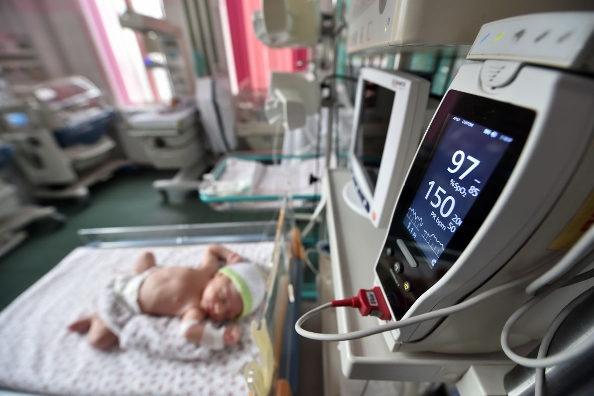 Newborn,Baby,With,Cannula,In,The,Feet,On,A,Hospital