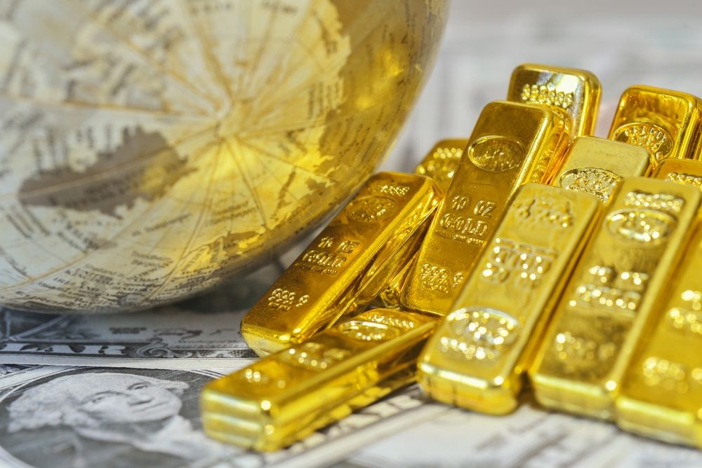 Gold,Bar,Lean,Against,Each,Other,On,Usd,Bill,Beside, arany, svájc, trump, vám, 