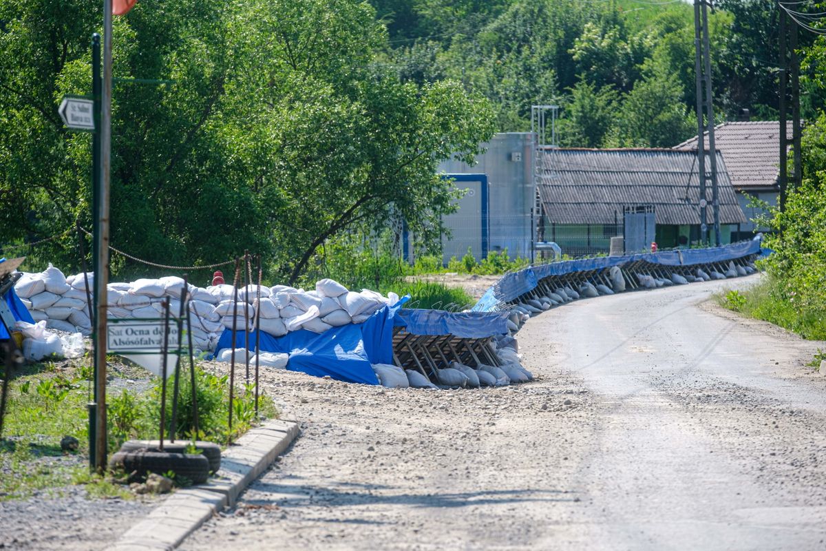 Parajd, 2025. június 8: mobilgátak a Bán utca kitelepített szakaszán