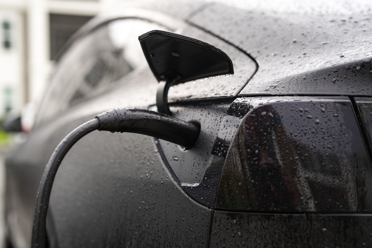 Electric,Car,Connected,To,Charging,Station.,Electric,Car,Charging.,Concept elektromos autó