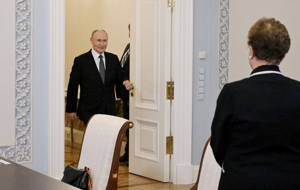 Vlagyimir Putyin kész találkozni Volodimir Zelenszkijjel, de akad egy bökkenő