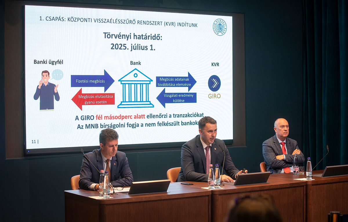 MNB 5 csapás sajtótájékoztató (középen:Virág Barnabás) kiberbűnözés
