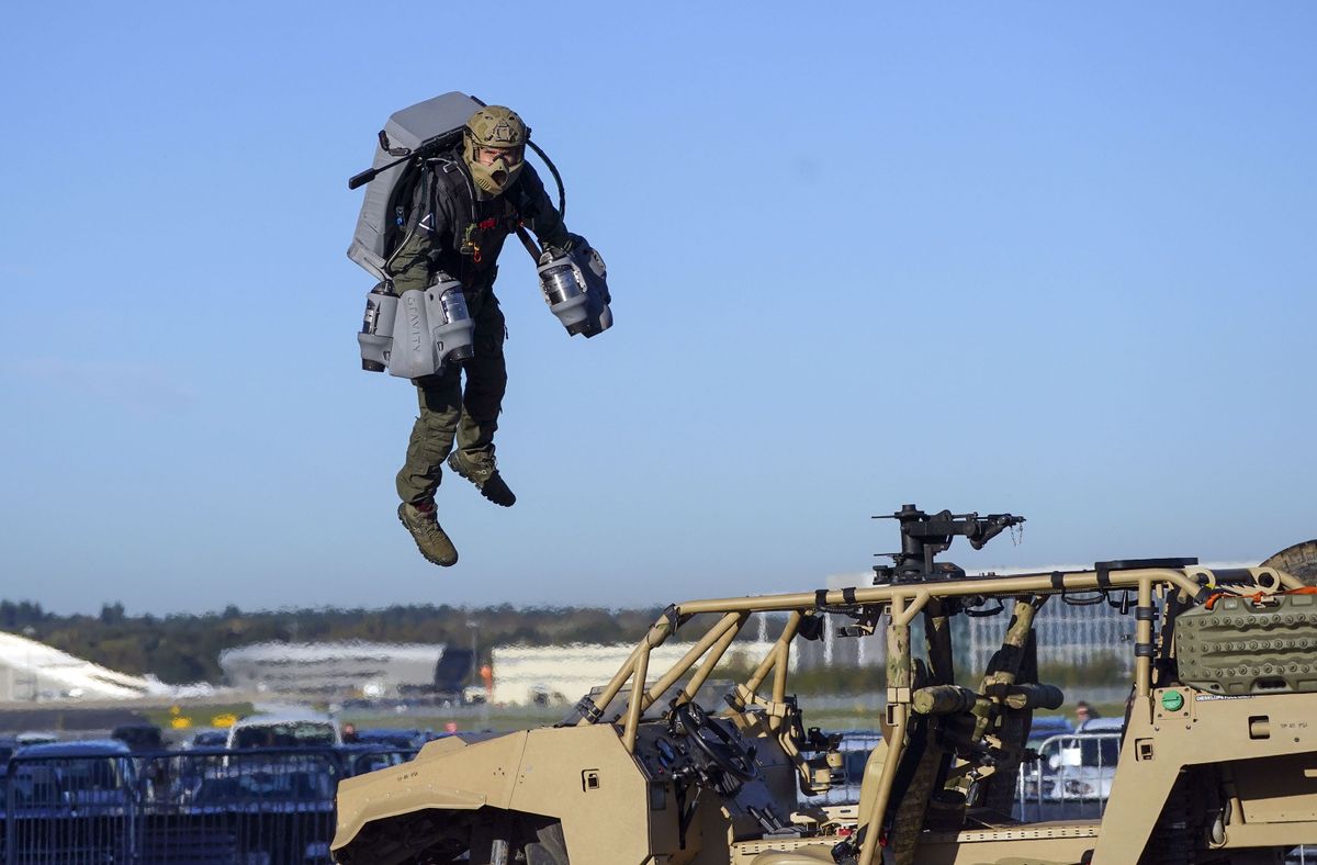 Richard Browning, az úgynevezett „Jet Man” bemutatja a Gravity nevű repülő öltözet rendszerét a hadseregnek Farnborough-ban. Fotó: Steve Parsons - PA Images