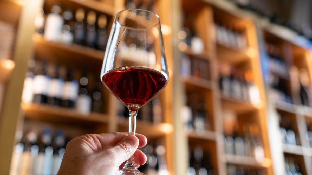 A,Mans,Hand,Holds,A,Fine,Crystal,Glass,Of,Wine magyar bor