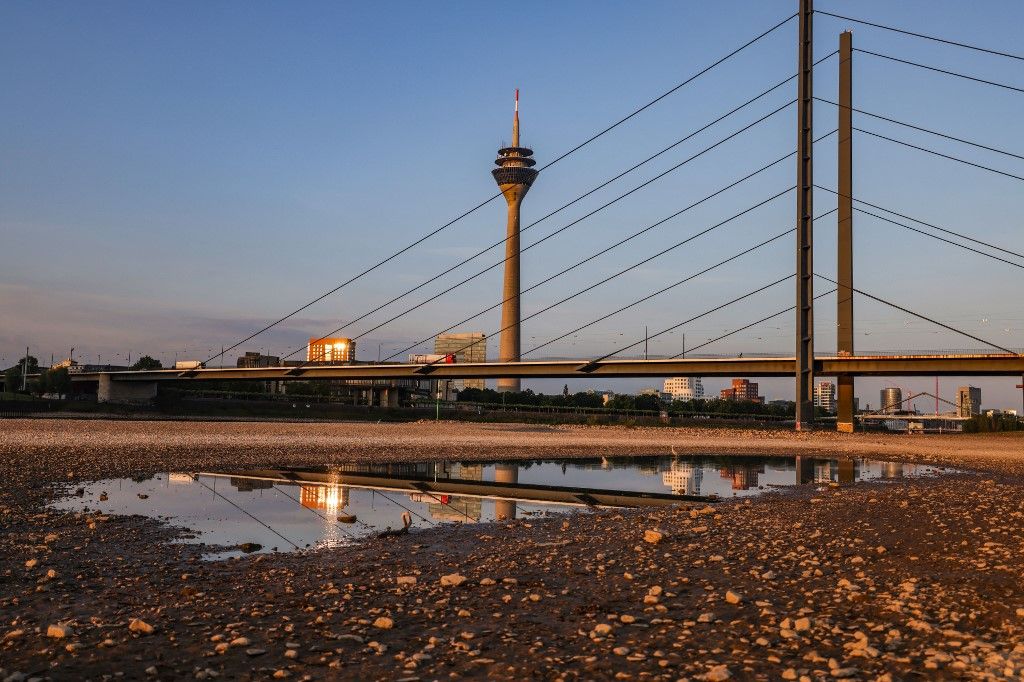 Low water on the Rhine in Düsseldorf
