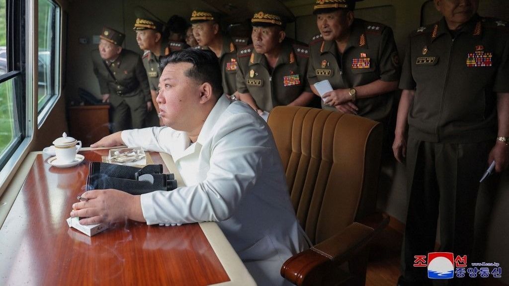 A KCNA észak-koreai hírügynökség által kiadott képen Kim Dzsongun, akinek a szeme láttára szégyenült meg az ország hadserege