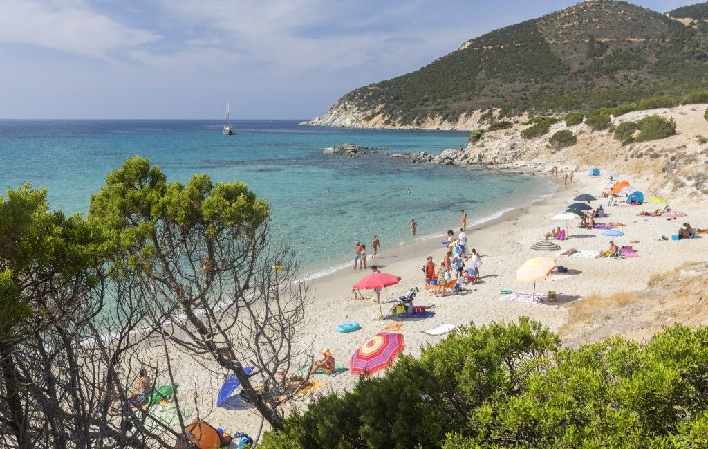 A Szardínia szigetén található Villasimius üdülőhely
erdőtűz turisták menekülés