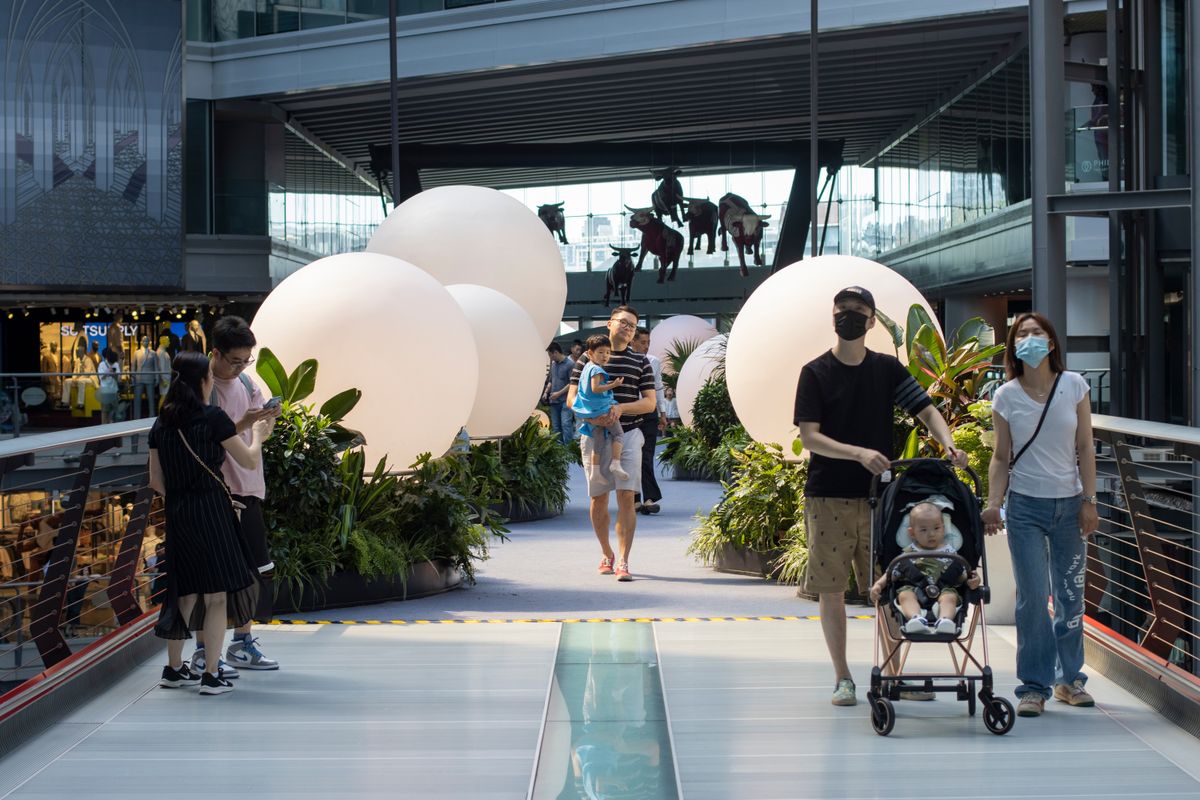  A kínai gyermekvállalási kedv annyira alacsony, hogy drasztikus lépések nélkül megállíthatatlan a népességfogyás Beijing,,China,-,July,16,,2023:,Young,Parents,With,Their