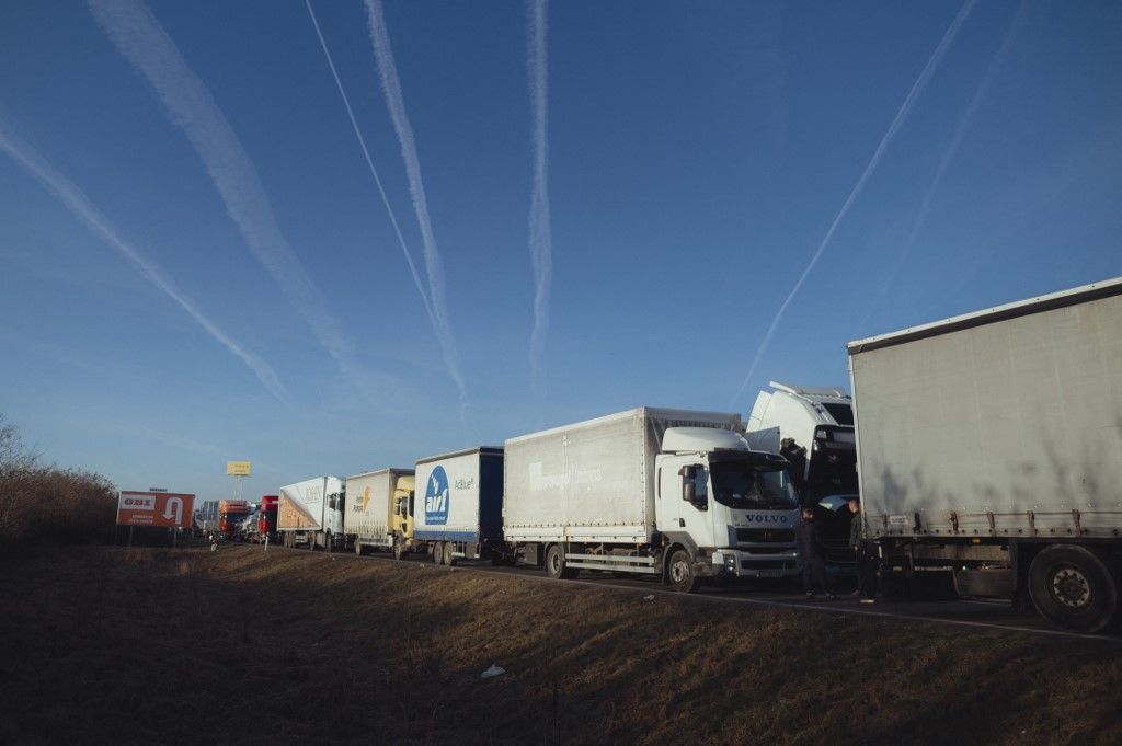 Ukrainian truckers line up to cross the borders between Slovakia and Ukraine külkereskedelem külker