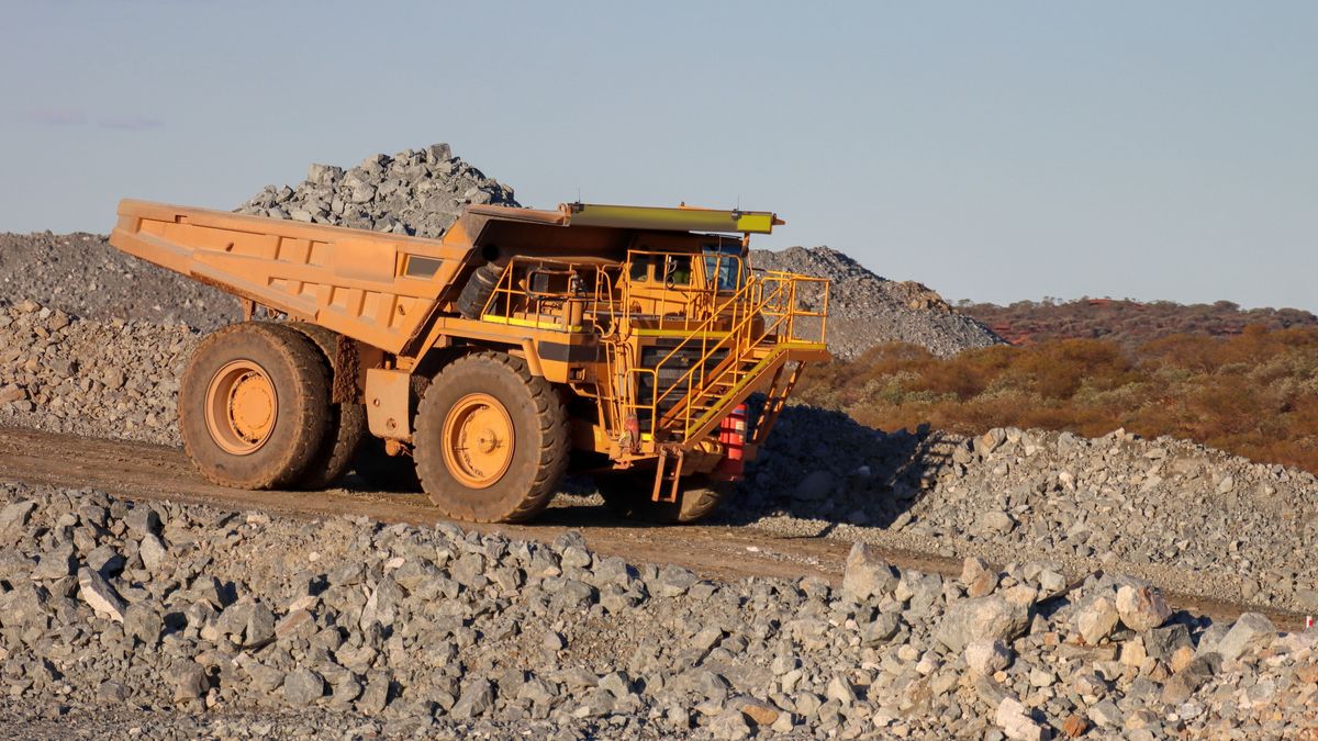 Mining,Dump,,Or,Haul,Truck,With,A,Load,Of,Rock, arany