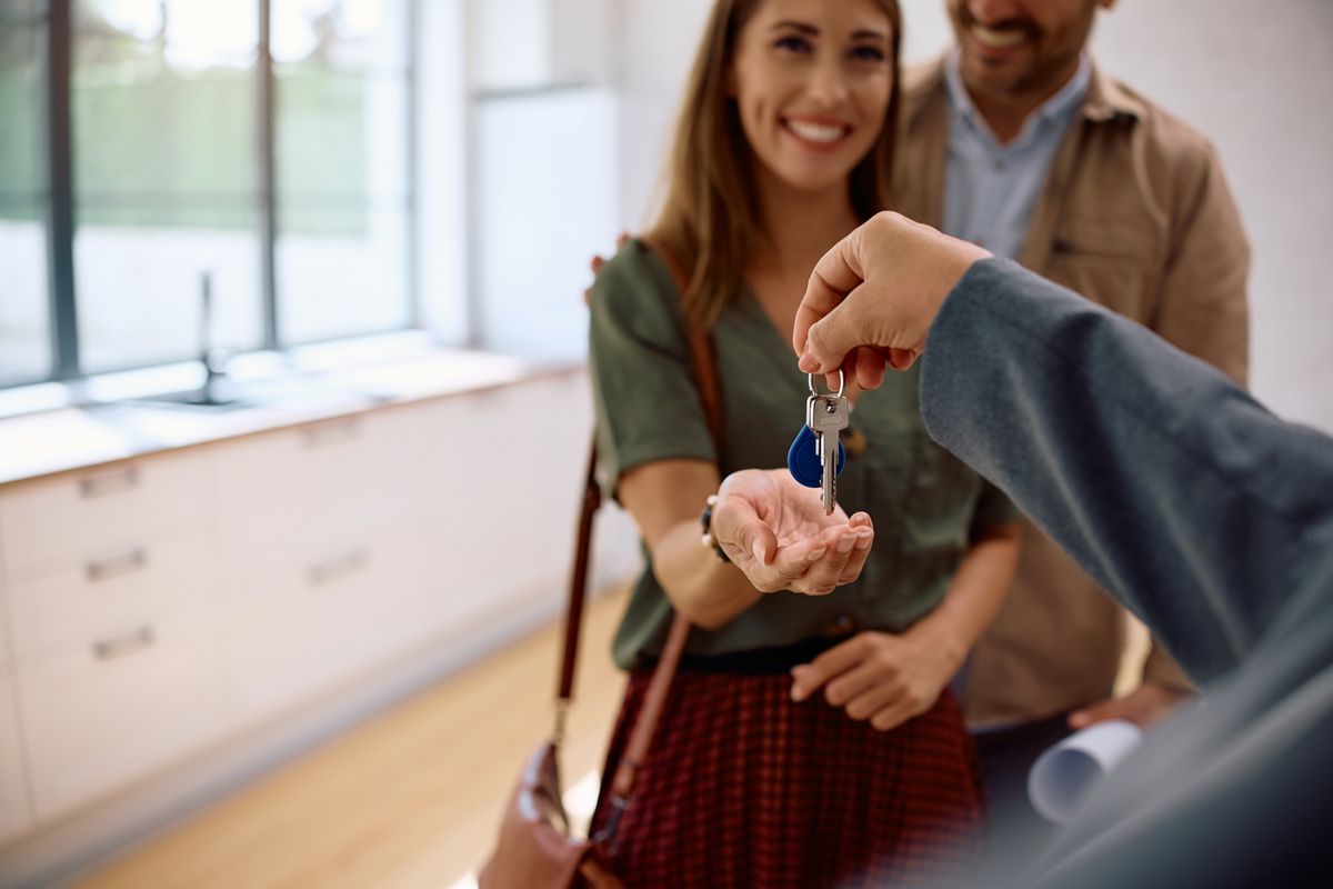 Close,Up,Of,Real,Estate,Agent,Handing,Over,Keys,To