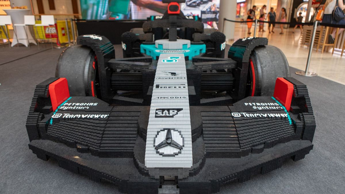 Ilyet még sosem csinált a LEGO: az életnagyságú villamos után most működő Formula–1-es autót mutattak be 