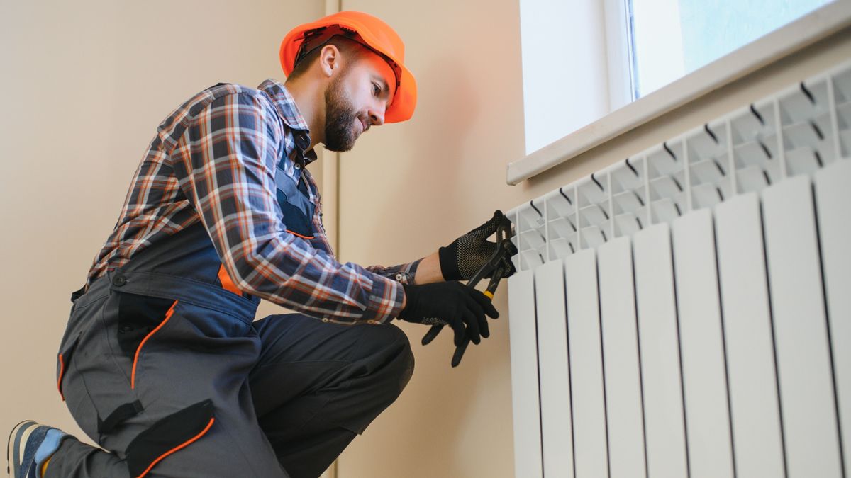 klímasemlegesség,Plumber,Man,Is,Blocking,Repairs,Radiators,Of,Heating,Battery,In
