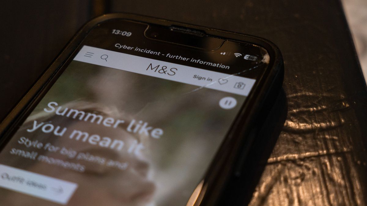 Több mint négyszáz millió dolláros kárt okoztak a most letartoztatott hackerek: zsarolóvírussal támadták meg az M&S-t 