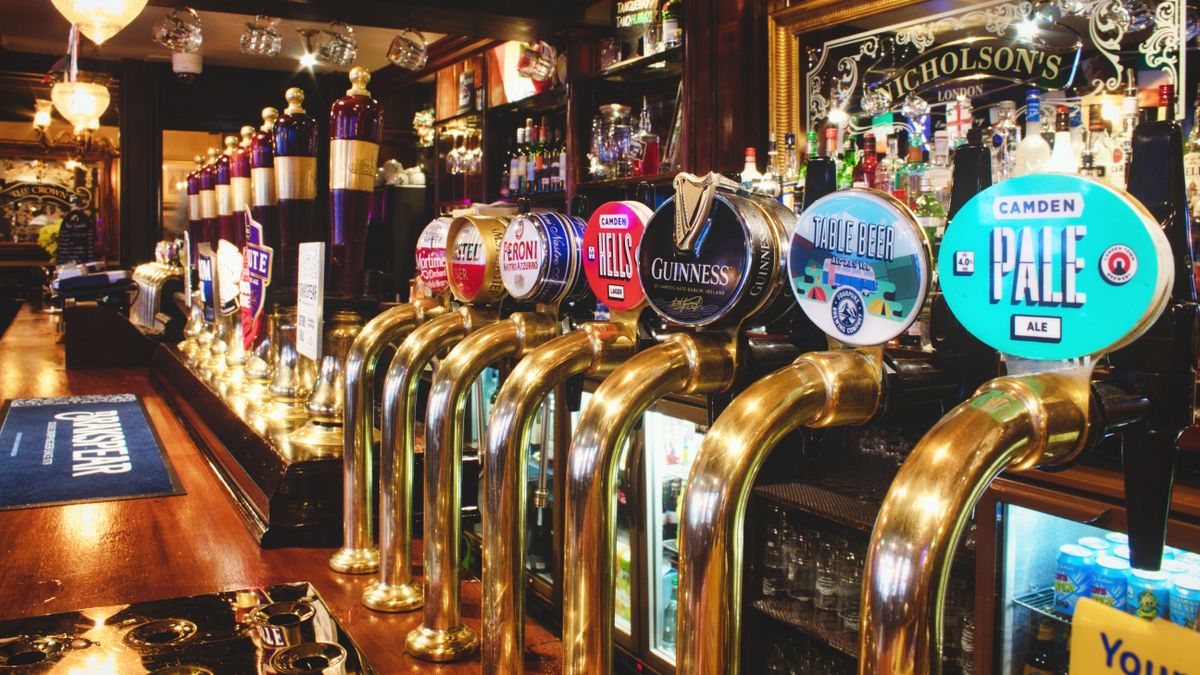 Naponta bezár egy brit pub, nem a sörivók teszik őket tönkre, hanem a kormány 