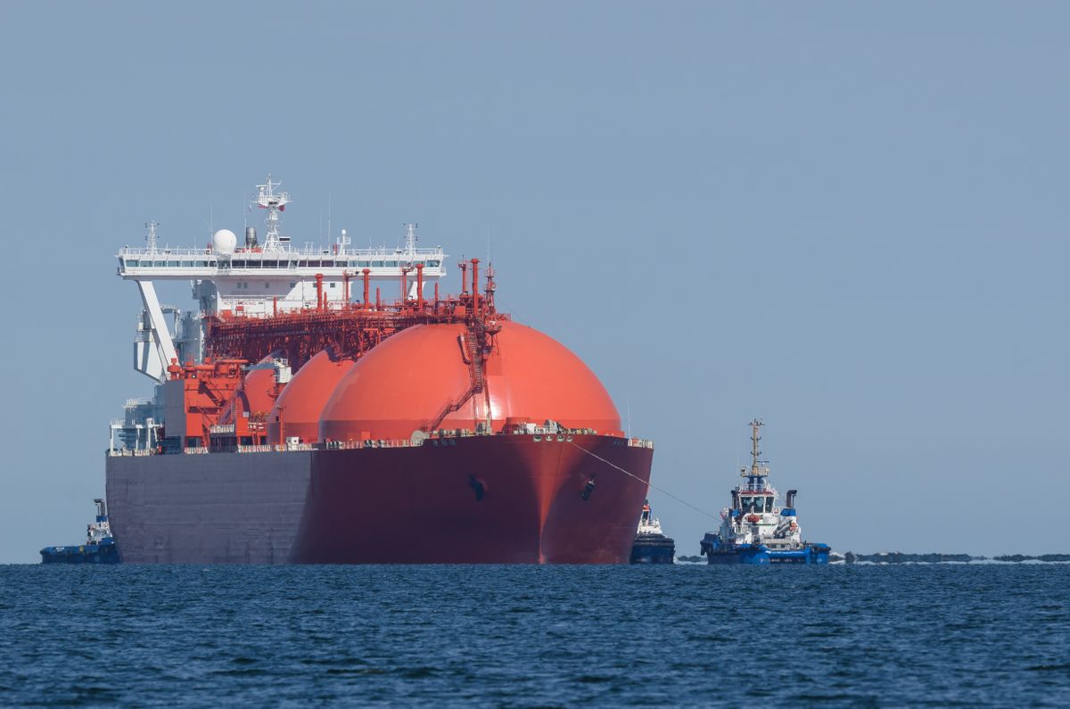 Lng,Tanker,-,Ship,And,Tugs,Sails,To,Gas,Terminal