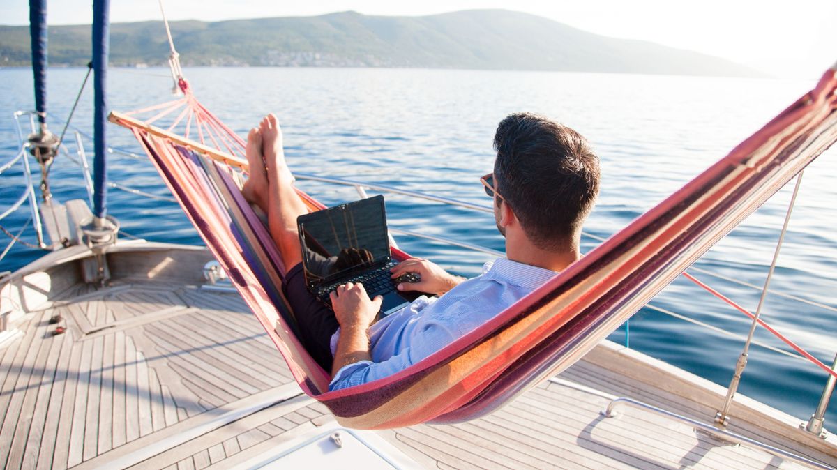 Working,In,Sea,Traveling.,Man,With,Laptop,In,Beach,Hammock.jacht, luxusjacht