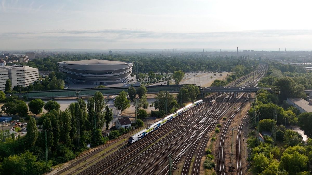 Ez lenne Lázár János nagy dobása? Kínai motorvonatokról tárgyal, egy modellt pont tesztel a MÁV