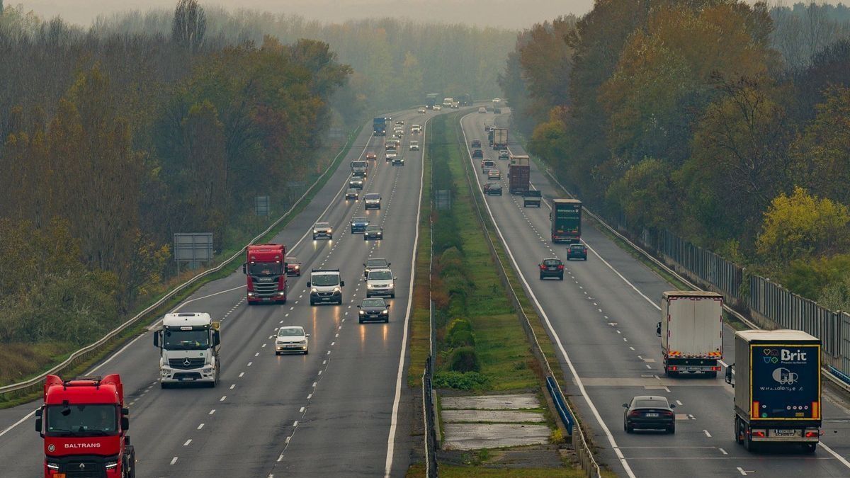 Felborult és kigyulladt egy autó az M7-es autópályán, lezárták a forgalmi sávokat 