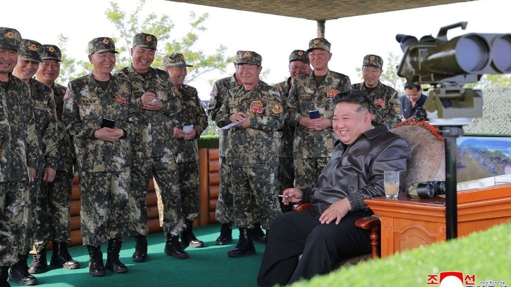 Észak-Korea vezetője látható a képen, körülötte a hadsereg legfőbb tisztjei. Forrás: KCNA VIA KNS