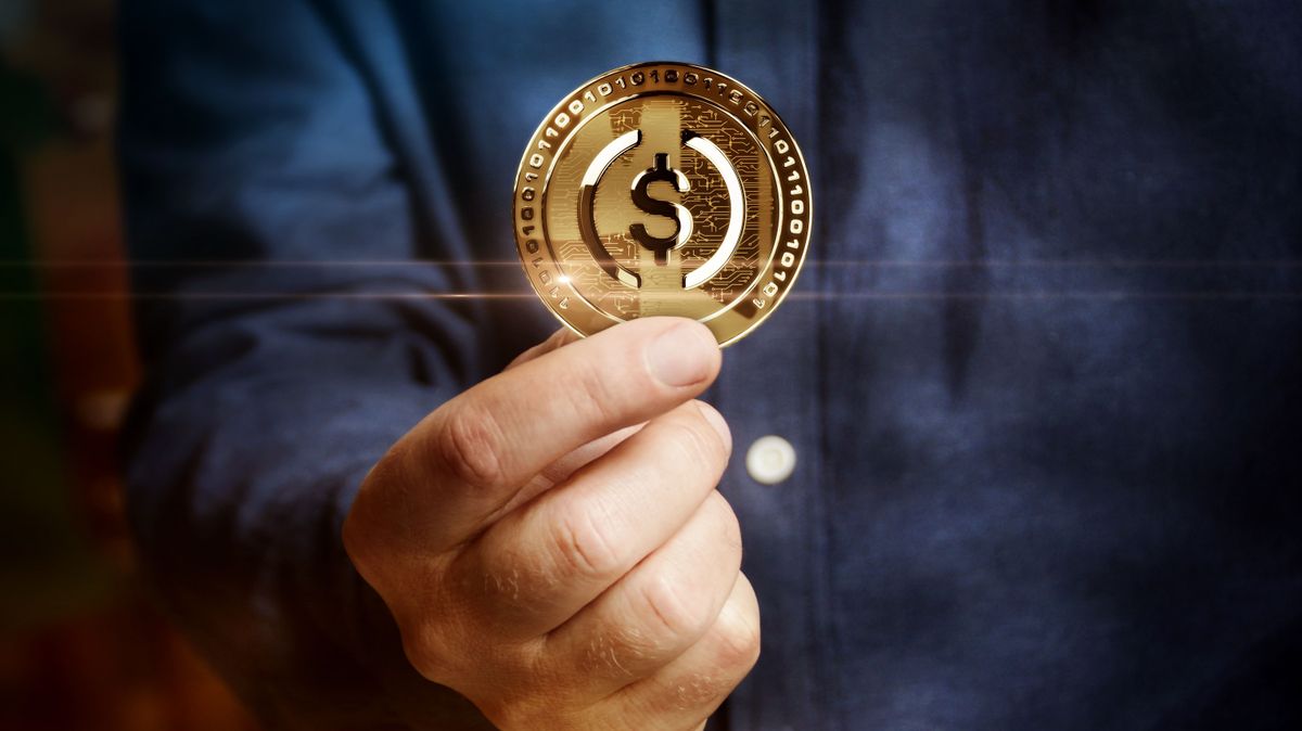 állampapírok,Usdc,Usd,Coin,Stablecoin,Cryptocurrency,Golden,Coin,In,Hand,Abstract
