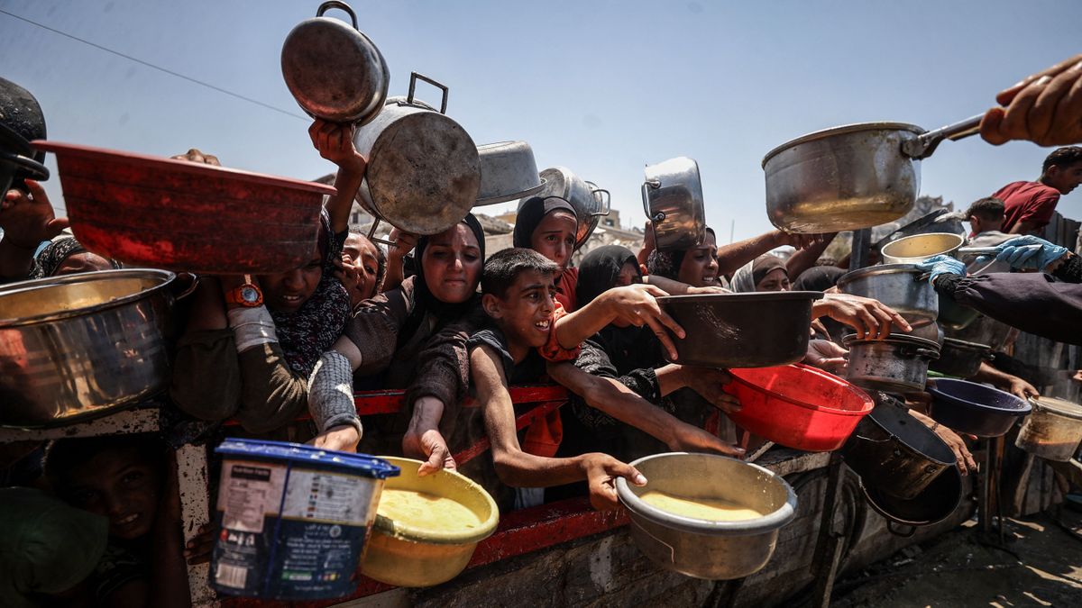 Egiptovski predsednik pozval Trumpa k posredovanju v Gazi, medtem ko The Guardian analizira Trumpovo "ergonomiko"