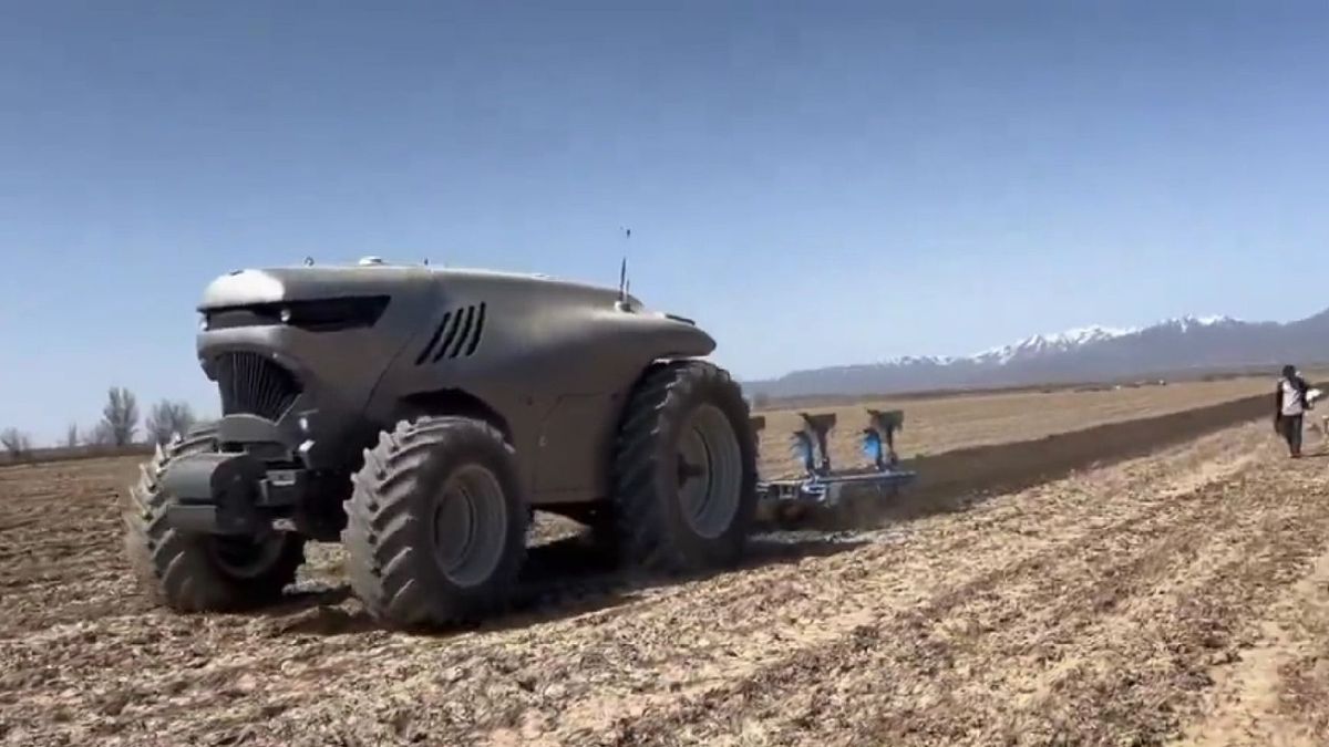 Kína bemutatta első teljesen önvezető elektromos traktorját - videó