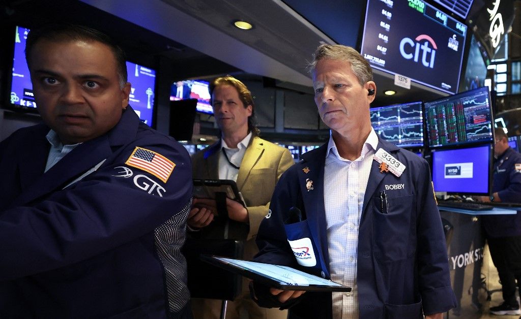 Traders work on the floor of the New York Stock Exchange (NYSE) at the opening bell ahead of Fed's latest rate decision részvénypiac