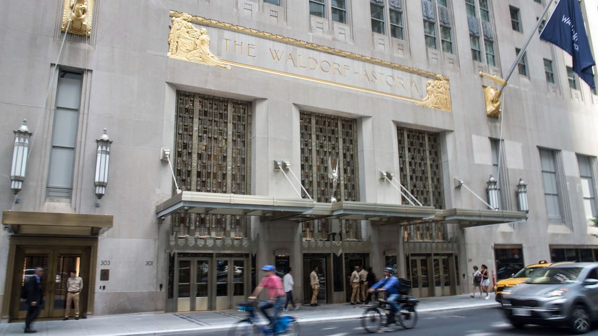 Két hónappal a hivatalos újranyitás előtt New York legendás szállodáját megmutatták a nyilvánosságnak
